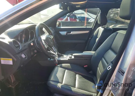 2014 Mercedes-Benz C 250 z USA, uszkodzony, nr VIN WDDGF4HB5ER306324